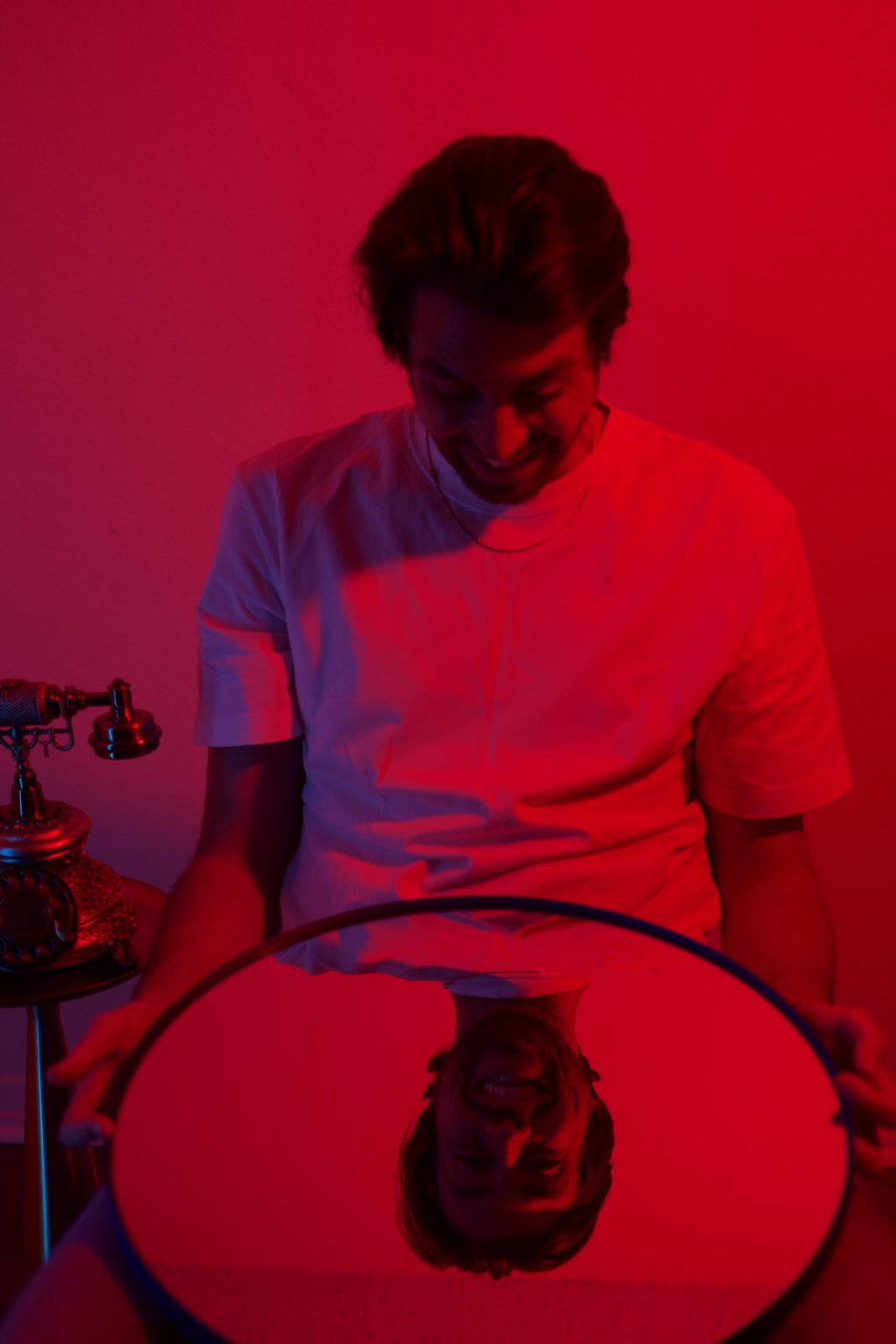 KY holding a mirror in the red room